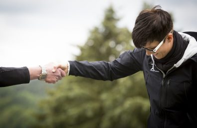 Hand zur Hilfe reichen Hand zur Hilfe reichen