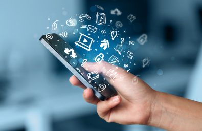 Smartphone aus dem verschiedene Symbole springen Smartphone aus dem verschiedene Symbole springen
