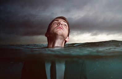 Wasser steht Mann bis zum Hals Wasser steht Mann bis zum Hals